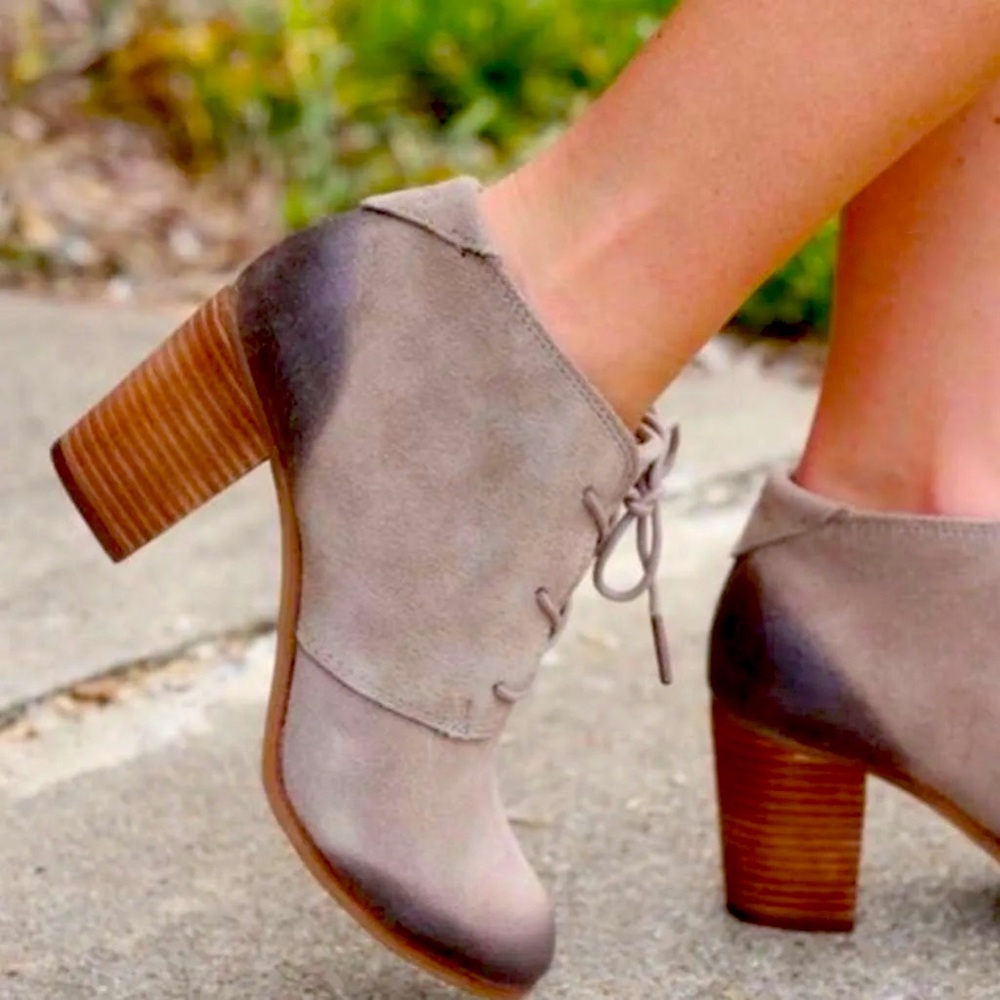 *adorable* Toms distressed bootie 6.5